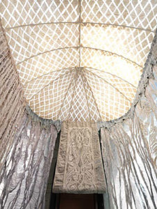 【 24 】 Janice Arnold によるインスタレーション、"Palace Yurt" Photo: Matt Flynn（24～25）