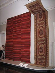 【 26 】 （左）Stephanie Odegardのデザインのカーペットと（右）Herat Carpets 社のカーペット