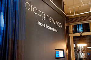 【 79 】 Droog New York オランダ（Greene St） 写真提供 :D roog 建材用発砲スティロールに細かい彫刻をして展示設営に使った面白い展示。